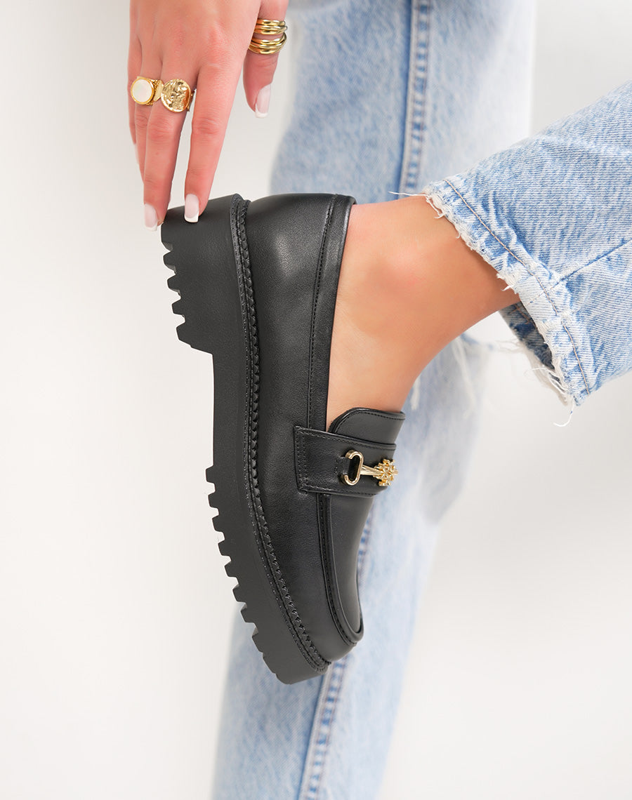 Mocassins femme noir tendance à petite plateforme avec bijou doré et semelle crantée