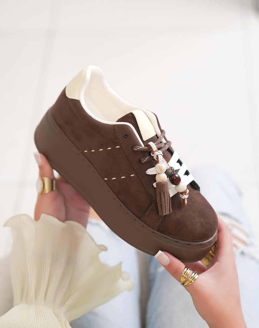 Basket femme marron tendance en suédine à plateforme avec pompon décoratif