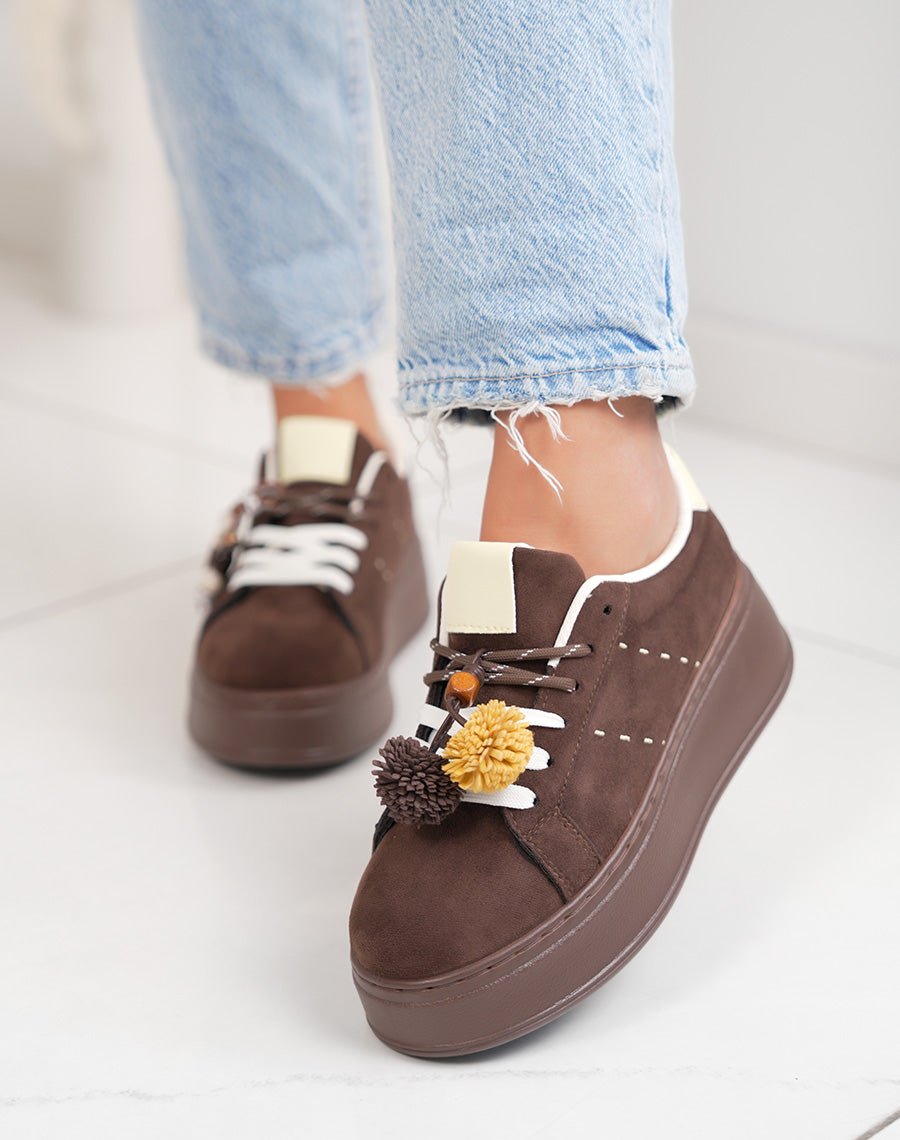 Basket femme marron tendance en suédine à plateforme avec pompon décoratif