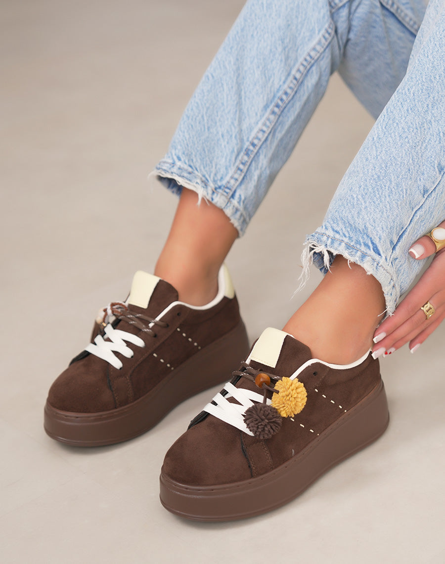 Basket femme marron tendance en suédine à plateforme avec pompon décoratif
