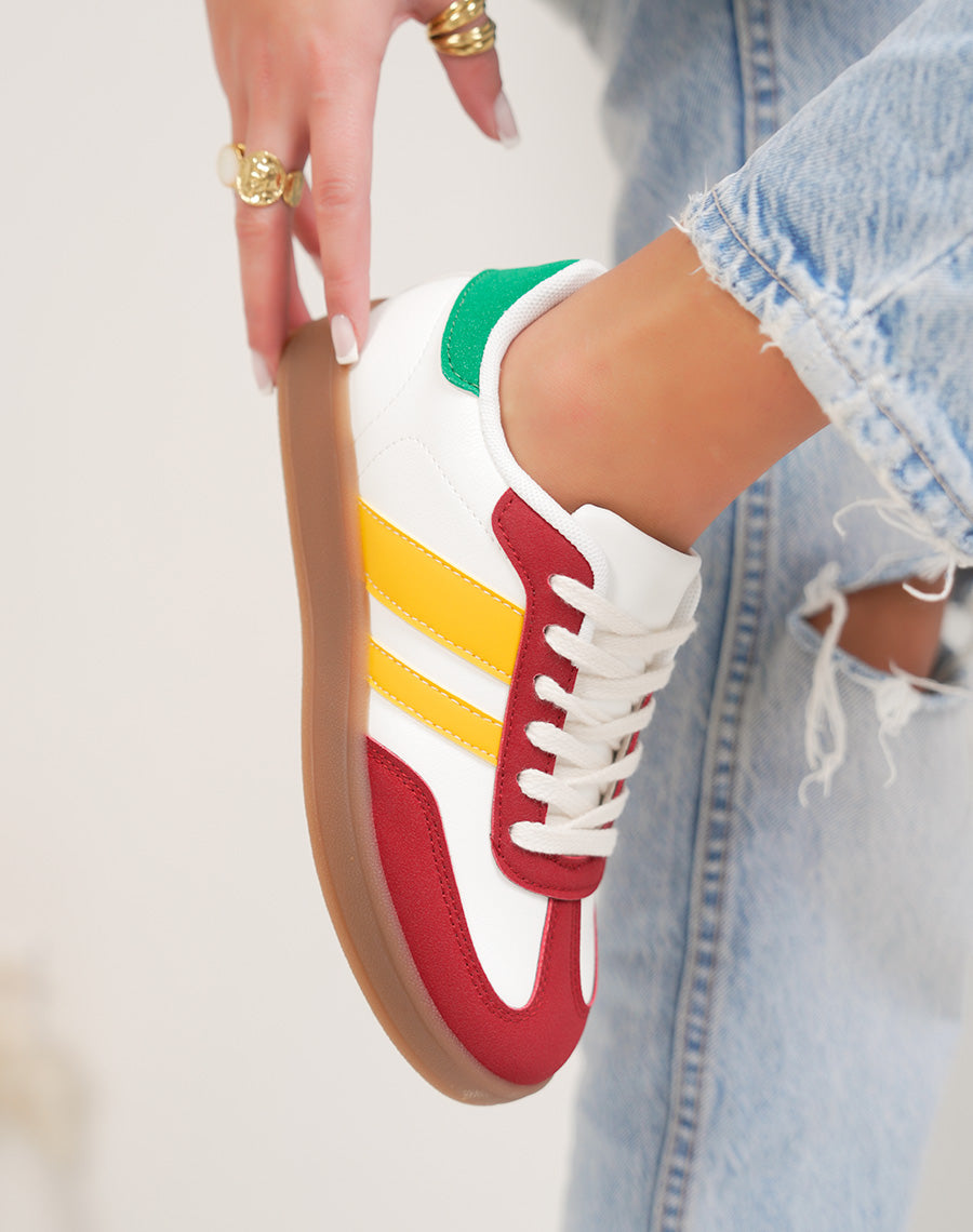 Basket femme blanche tendance à empiècements bordeaux, jaune et vert style rétro