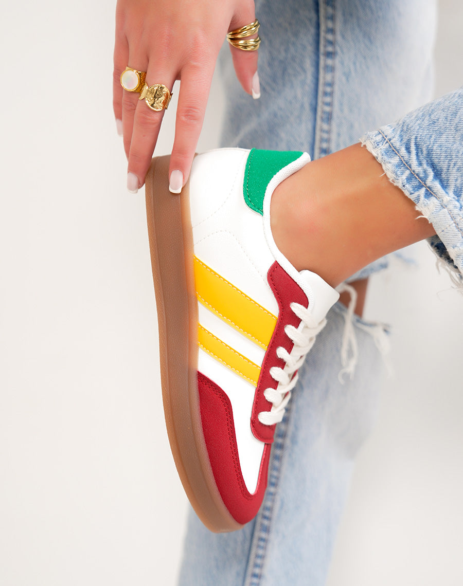 Basket femme blanche tendance à empiècements bordeaux, jaune et vert style rétro