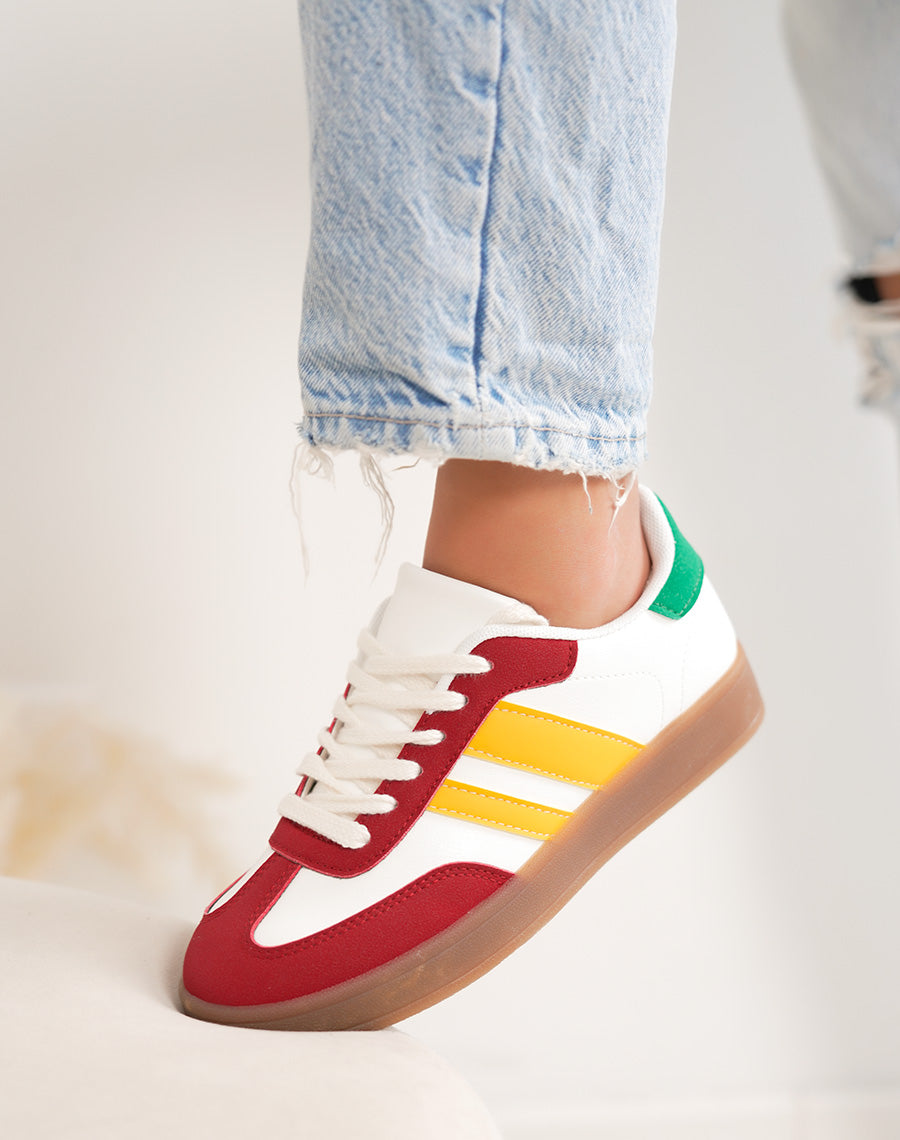 Basket femme blanche tendance à empiècements bordeaux, jaune et vert style rétro