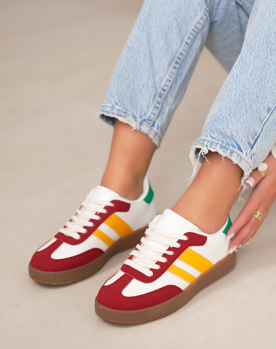 Basket femme blanche tendance à empiècements bordeaux, jaune et vert style rétro