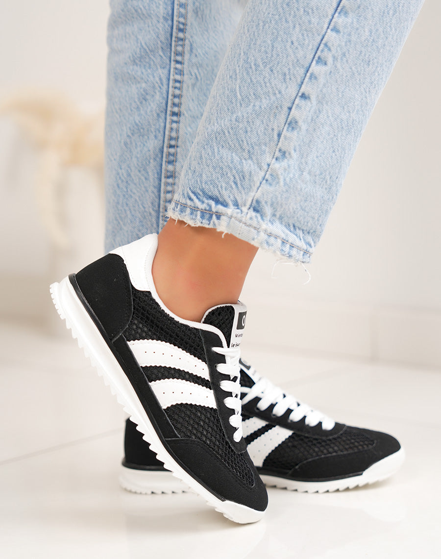 Basket femme noire tendance à empiècements blancs style rétro chic
