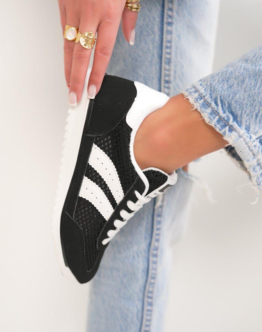 Basket femme noire tendance à empiècements blancs style rétro chic