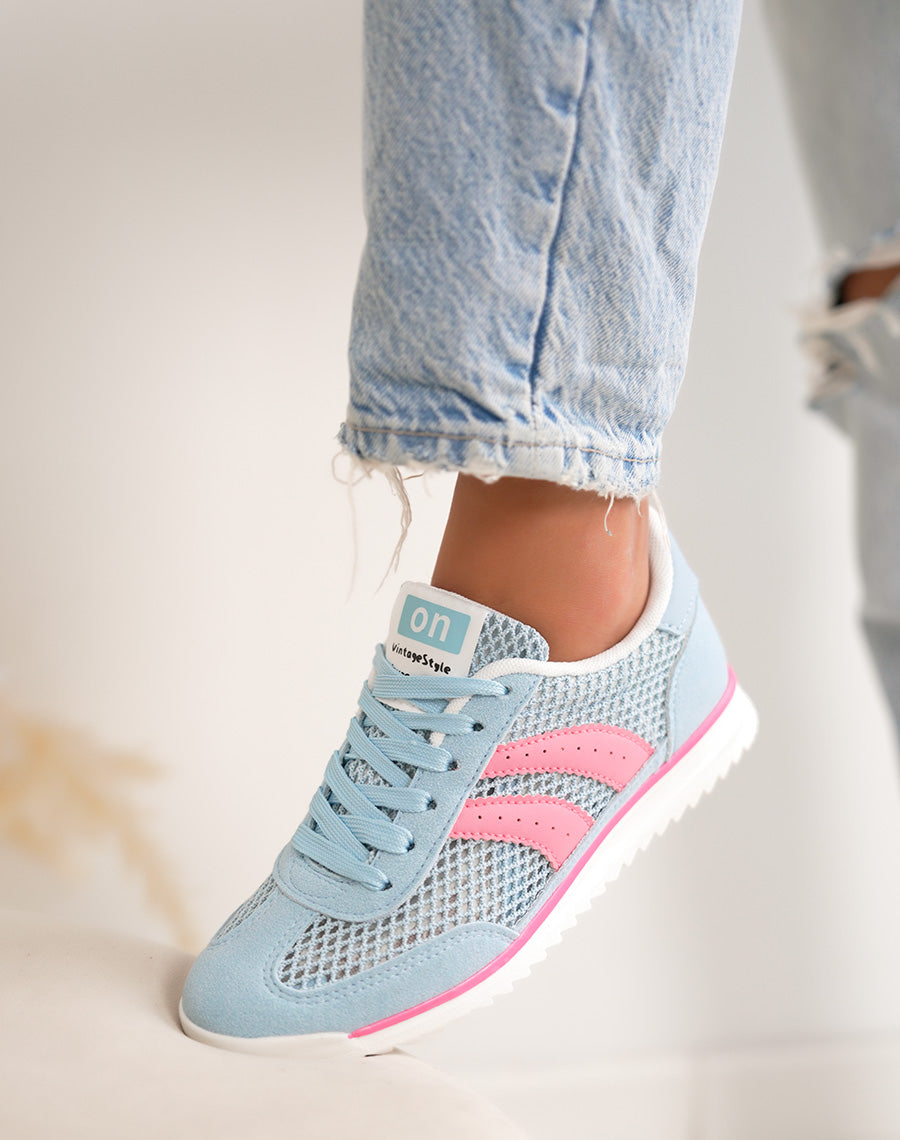 Basket femme bleue tendance à empiècements roses style sport chic