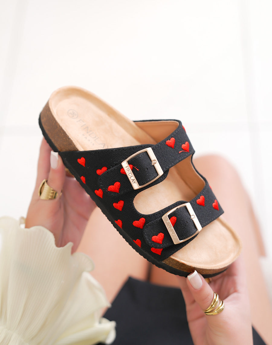 Mule femme noire tendance à petits cœurs rouges et double boucle dorée
