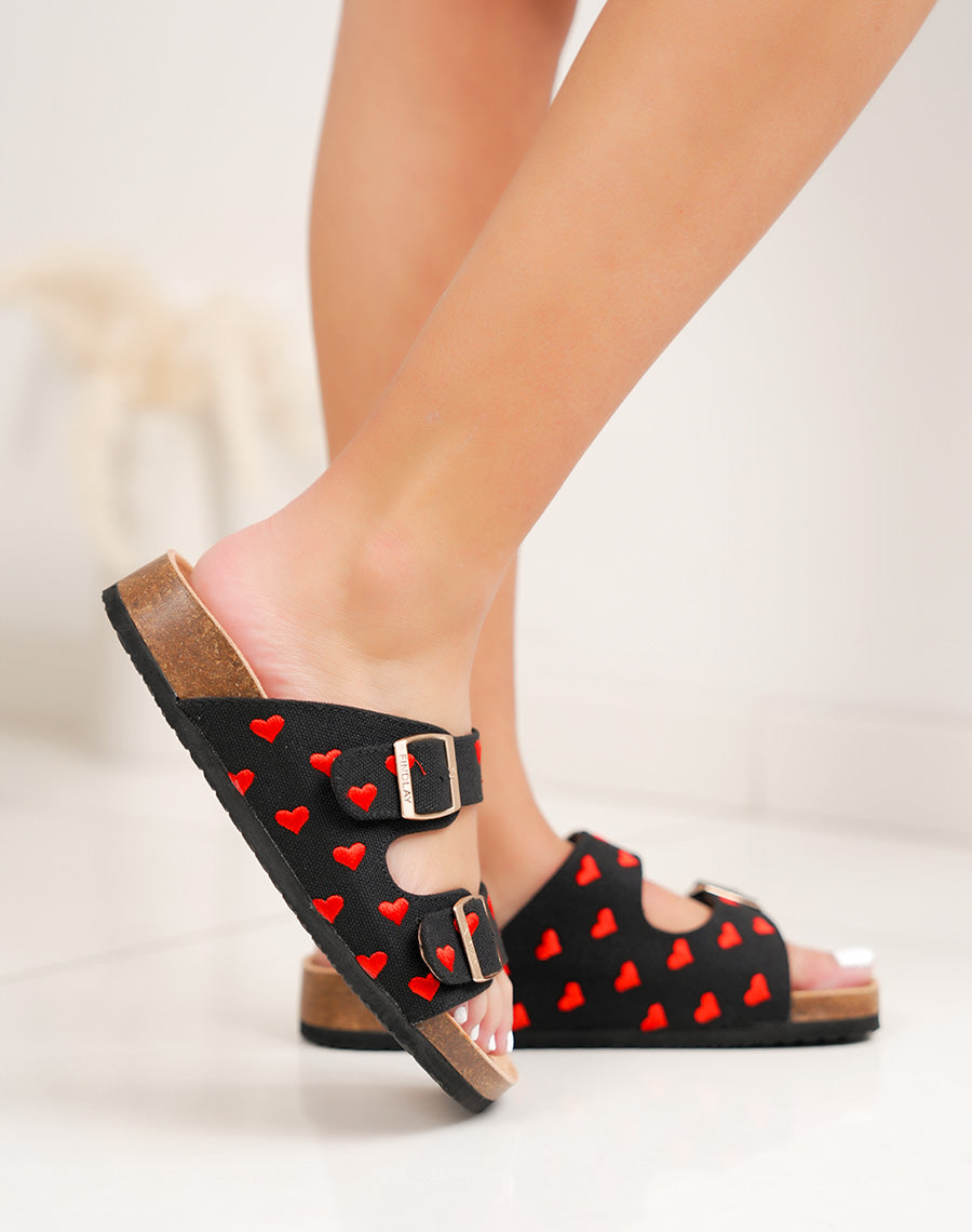 Mule femme noire tendance à petits cœurs rouges et double boucle dorée