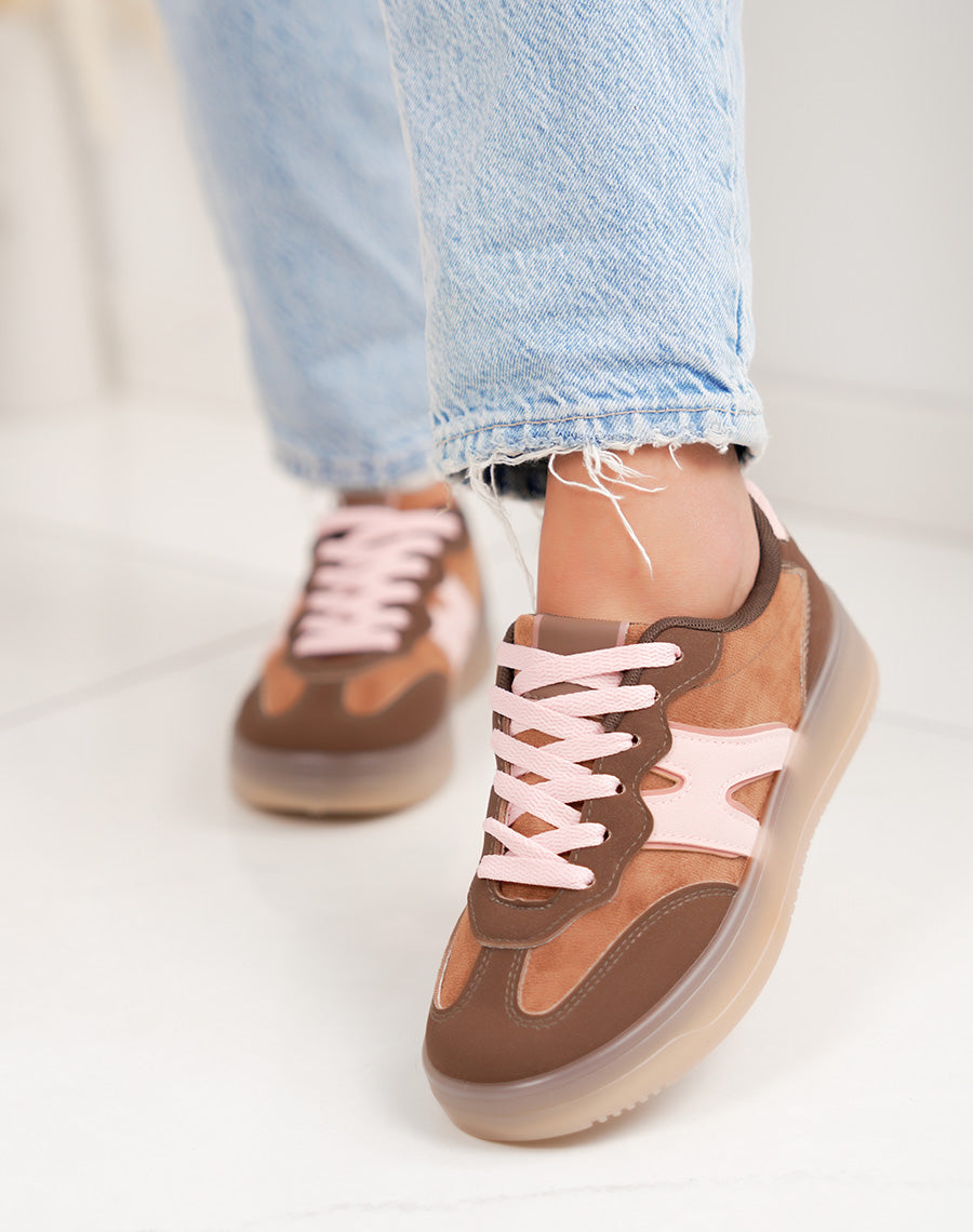 Basket femme marron tendance avec empiècement rose et lacets roses