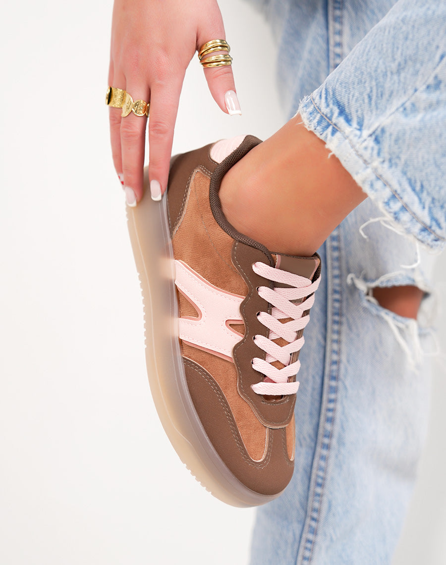 Basket femme marron tendance avec empiècement rose et lacets roses
