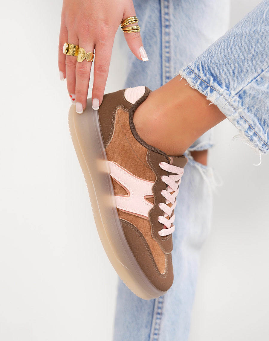 Basket femme marron tendance avec empiècement rose et lacets roses