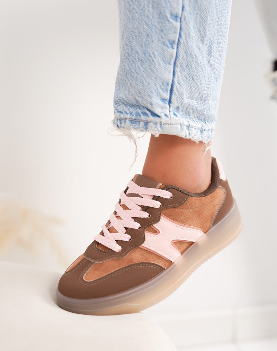 Basket femme marron tendance avec empiècement rose et lacets roses
