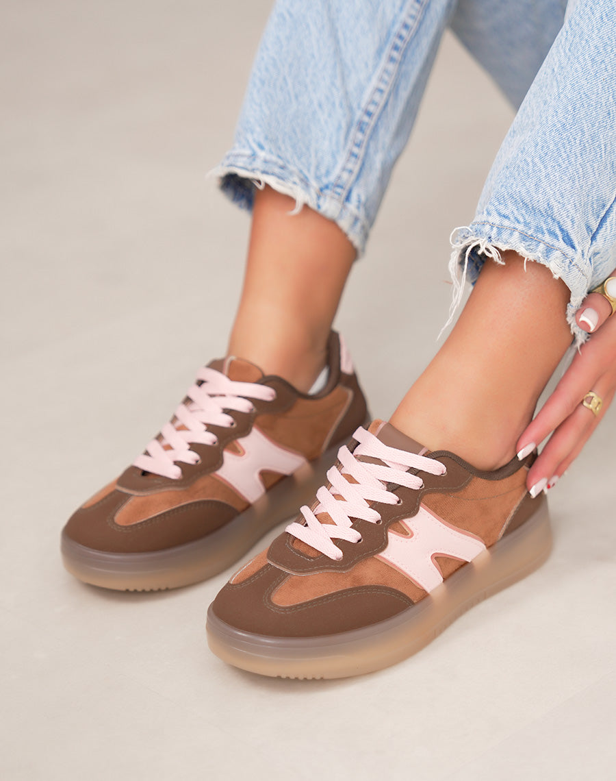 Basket femme marron tendance avec empiècement rose et lacets roses