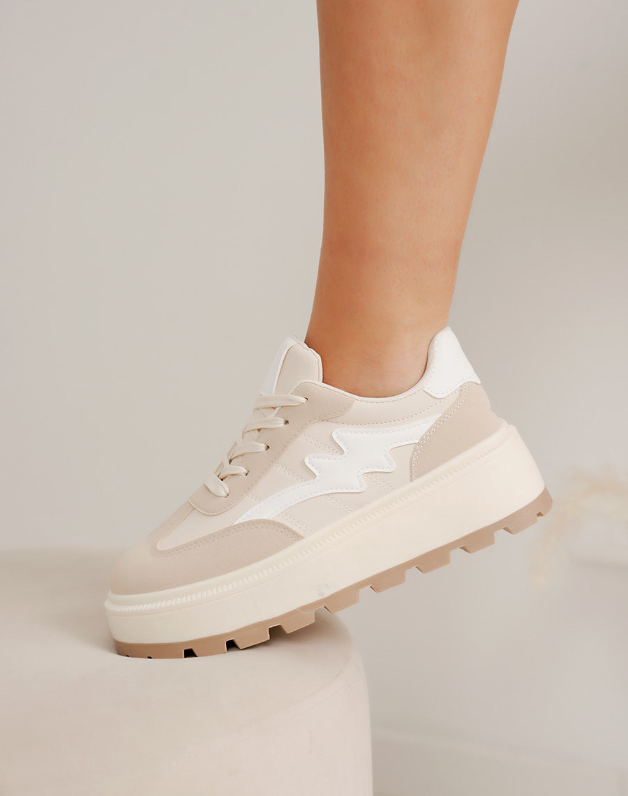 Basket femme beige en suédine avec empiècements blancs et semelle épaisse tendance