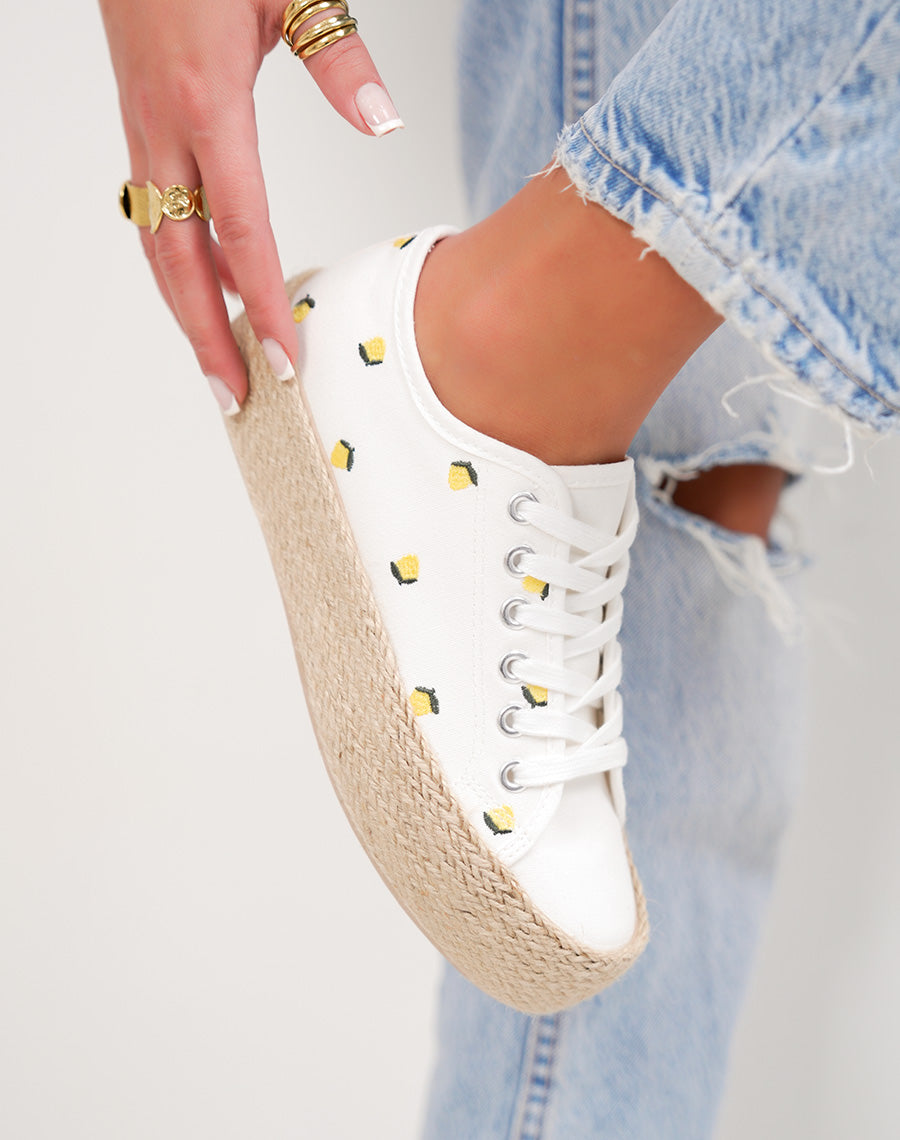 Basket femme blanche tendance à motif citron avec plateforme en osier