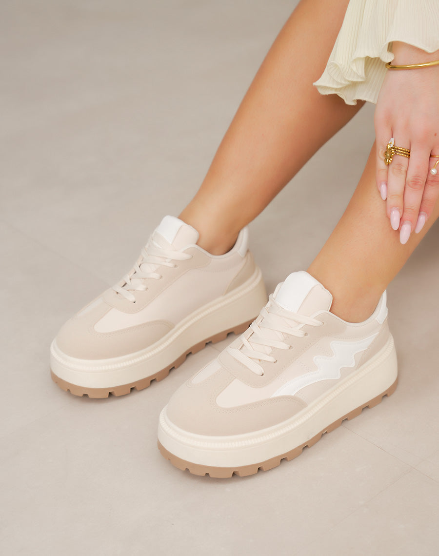 Basket femme beige en suédine avec empiècements blancs et semelle épaisse tendance