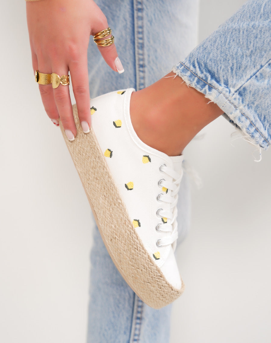 Basket femme blanche tendance à motif citron avec plateforme en osier