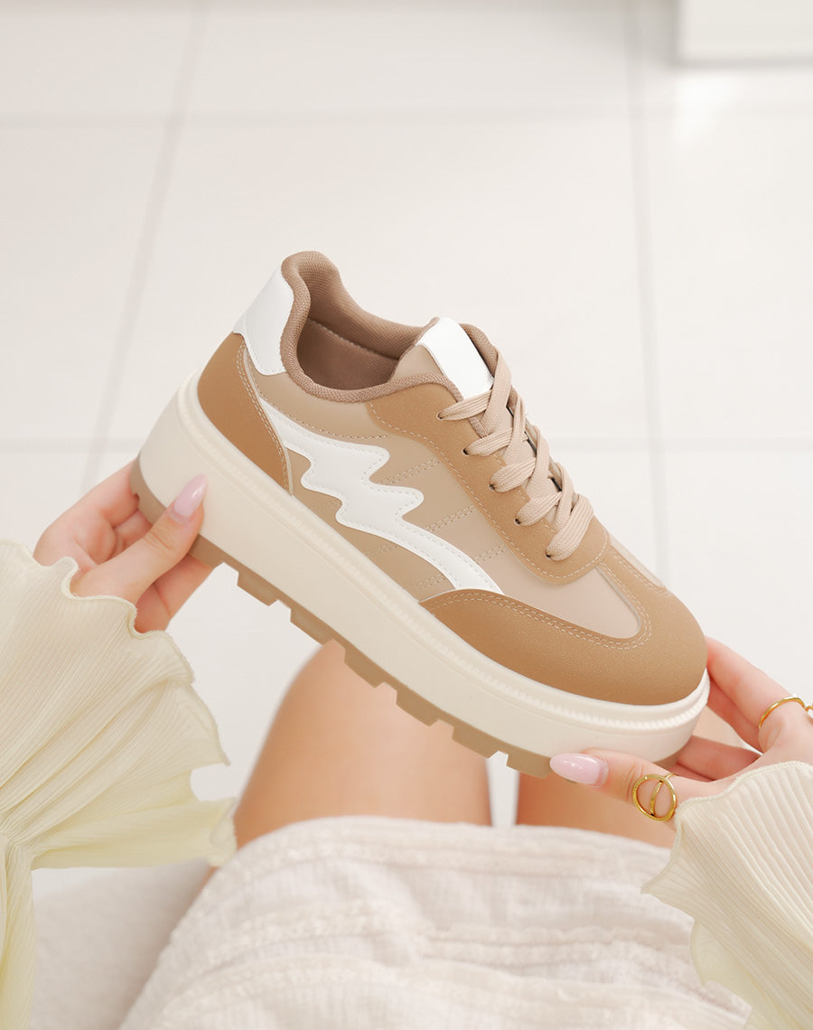 Basket femme camel en suédine avec empiècements blancs et semelle épaisse tendance