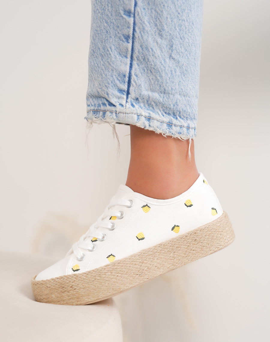 Basket femme blanche tendance à motif citron avec plateforme en osier