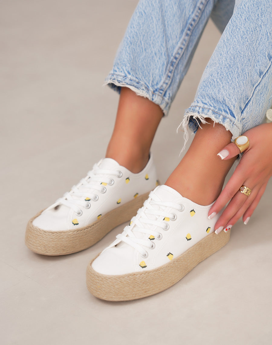 Basket femme blanche tendance à motif citron avec plateforme en osier