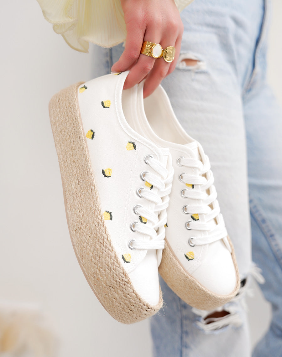 Basket femme blanche tendance à motif citron avec plateforme en osier