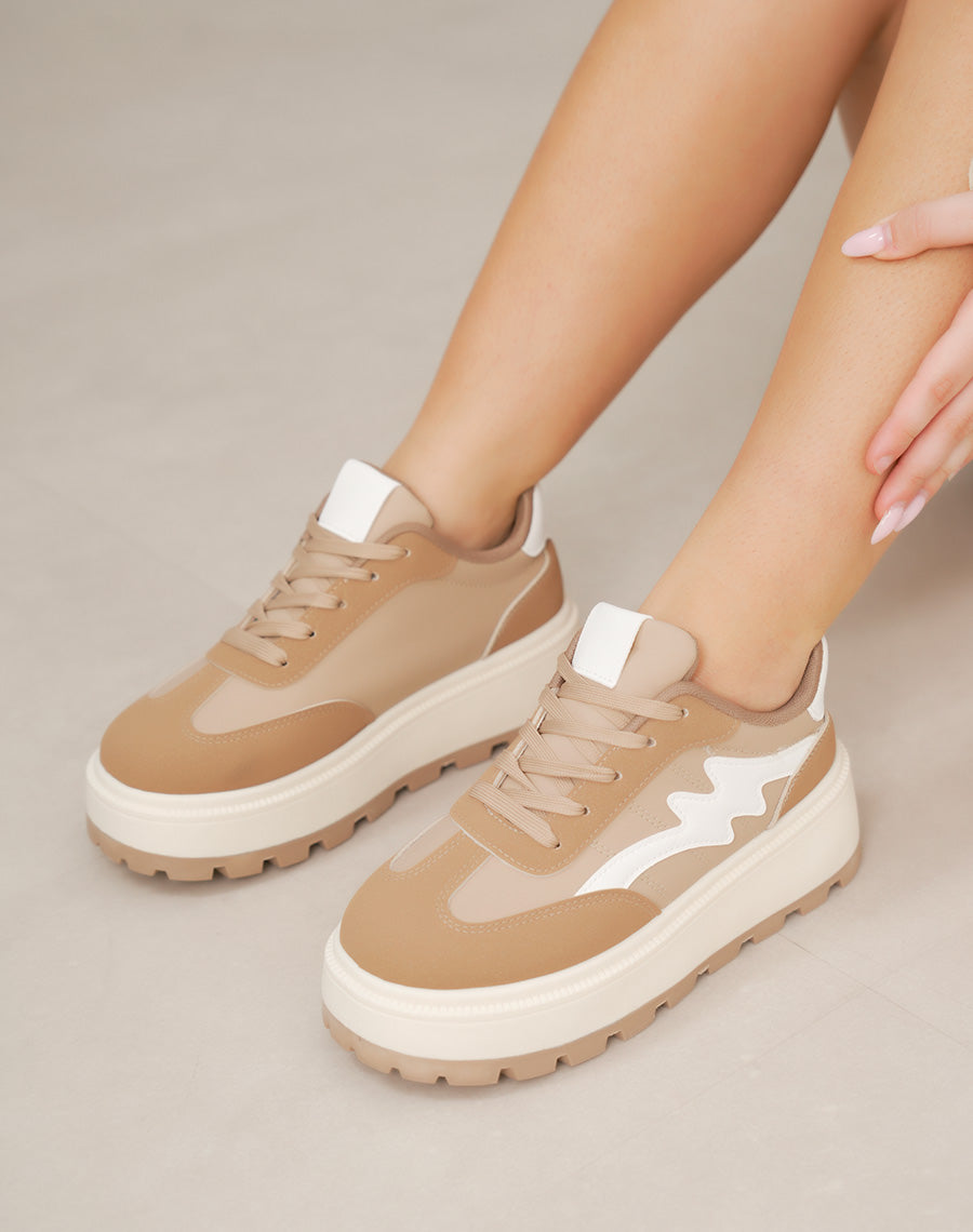 Basket femme camel en suédine avec empiècements blancs et semelle épaisse tendance