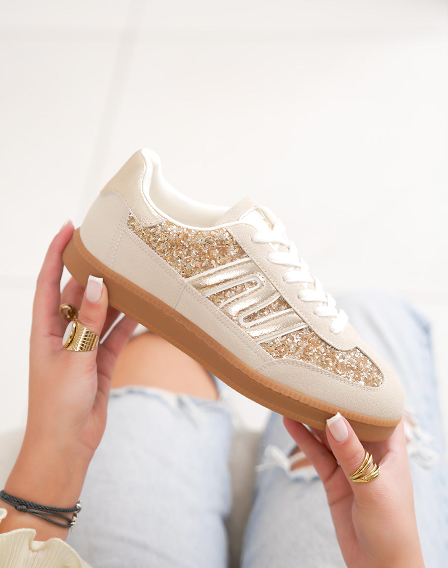 Basket femme beige tendance avec empiècements dorés pailletés et suédine