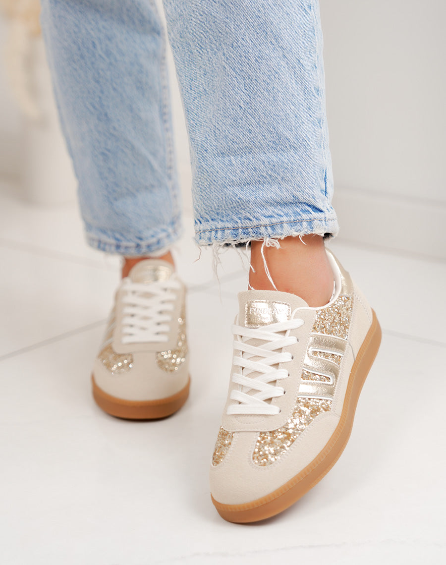 Basket femme beige tendance avec empiècements dorés pailletés et suédine