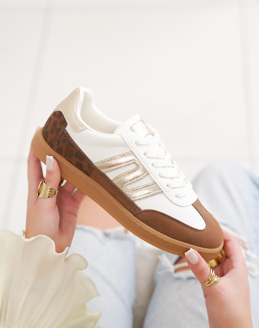 Basket femme blanche tendance avec empiècements marron suédine et détail léopard