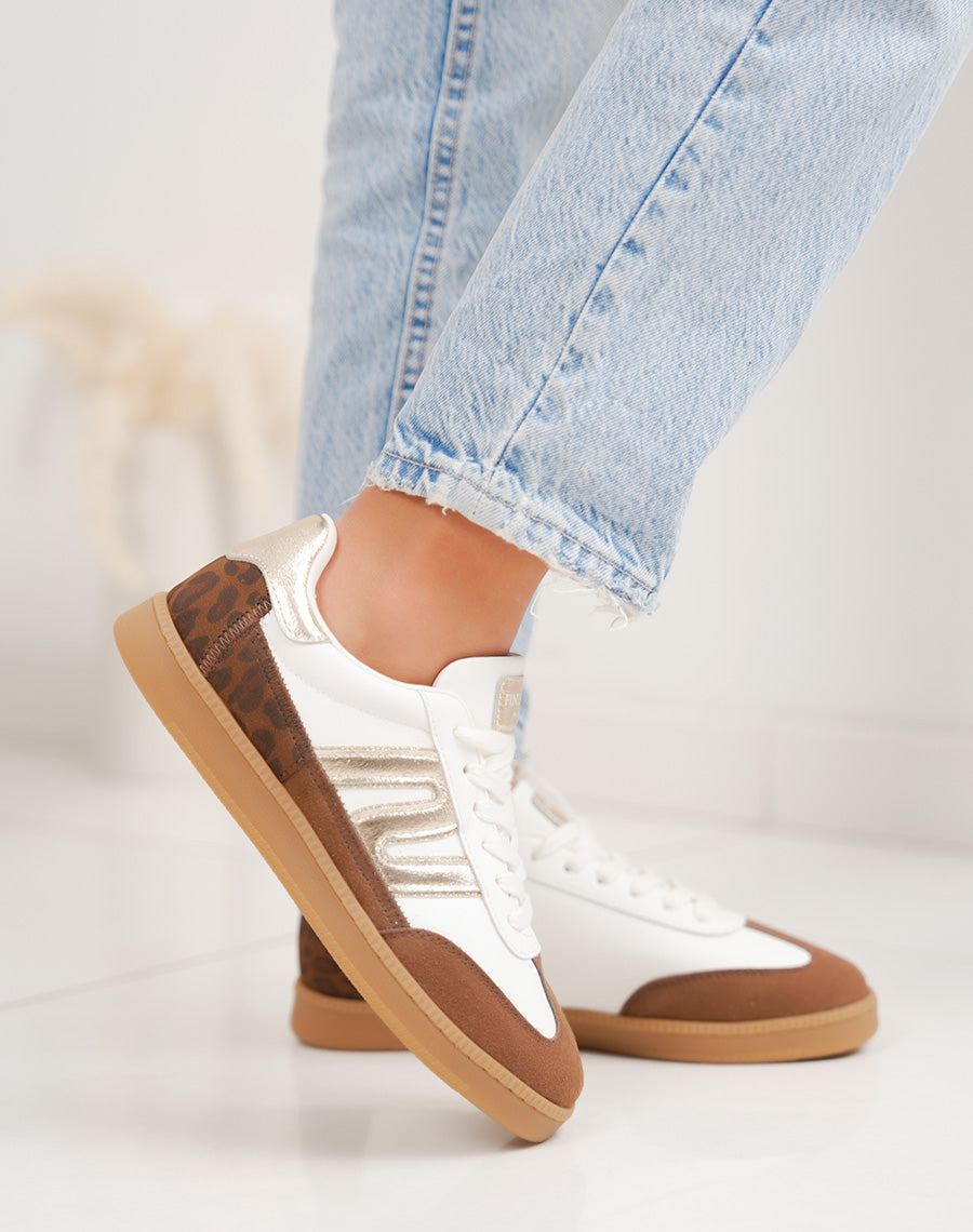 Basket femme blanche tendance avec empiècements marron suédine et détail léopard