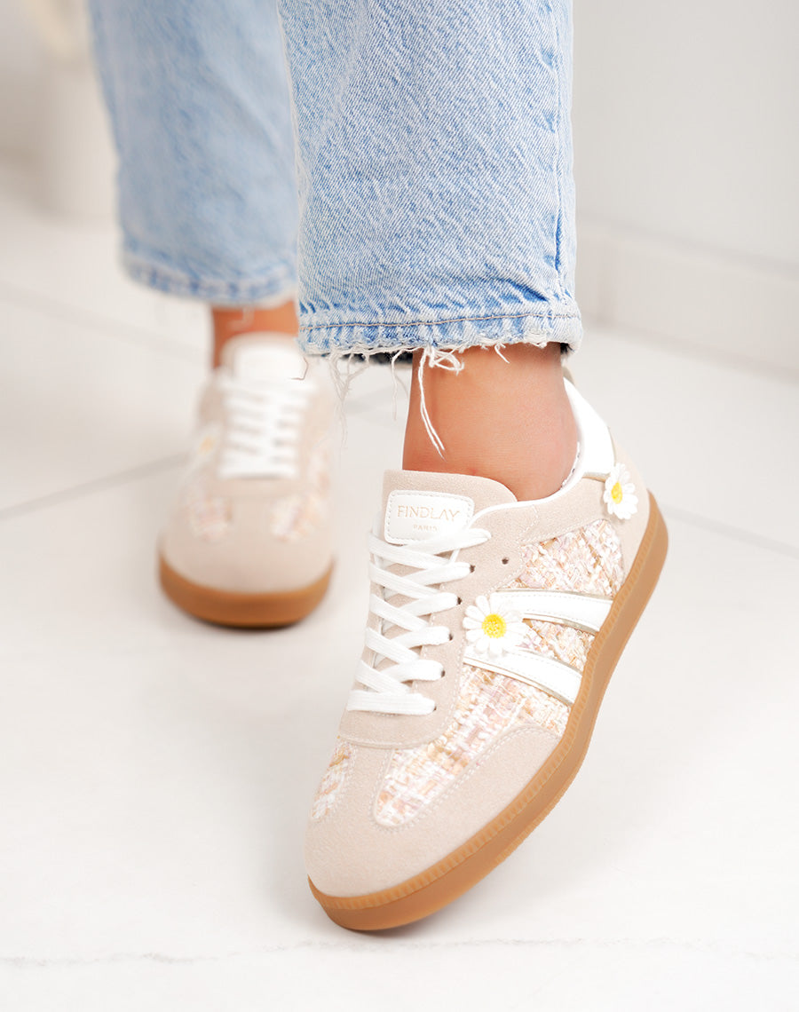 Basket femme beige tendance avec empiècements tissés et marguerites