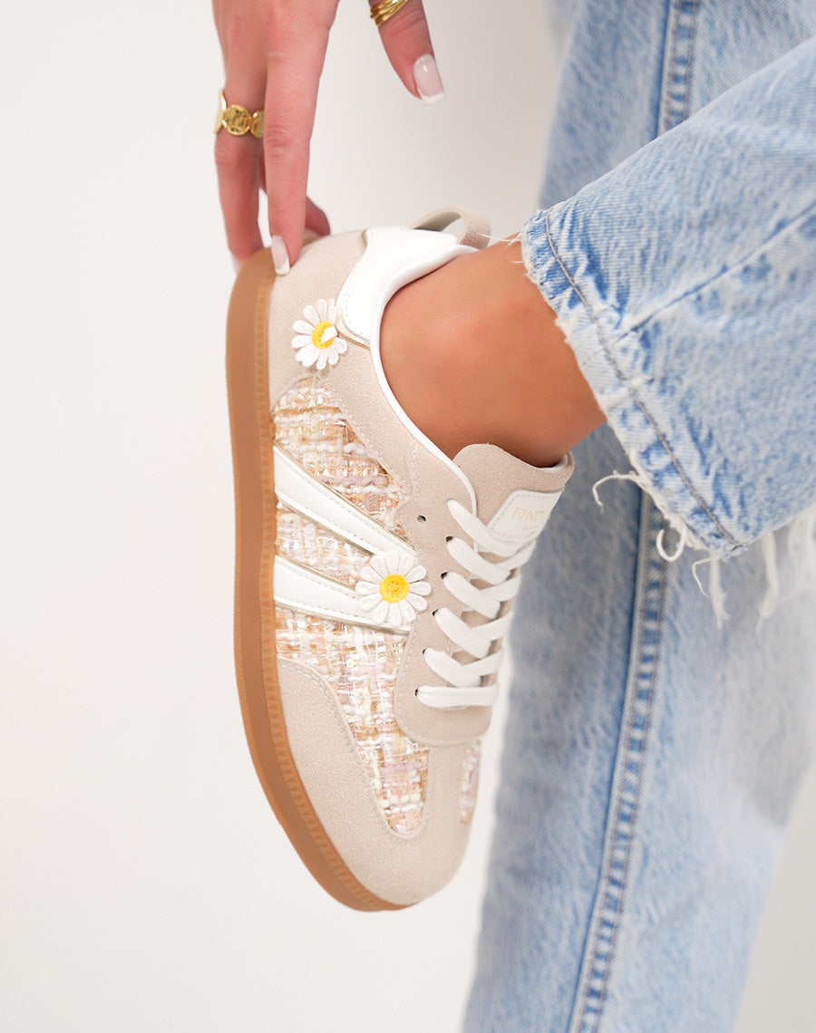 Basket femme beige tendance avec empiècements tissés et marguerites