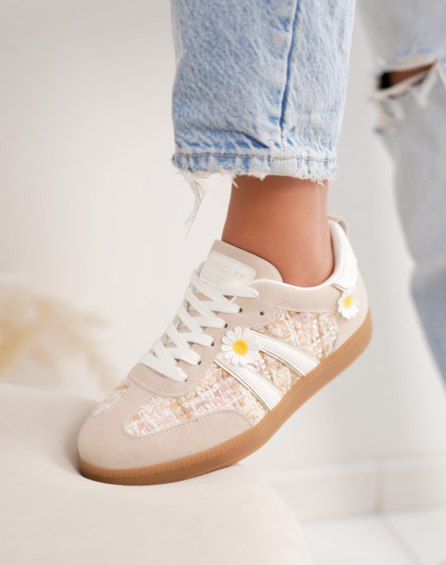 Basket femme beige tendance avec empiècements tissés et marguerites