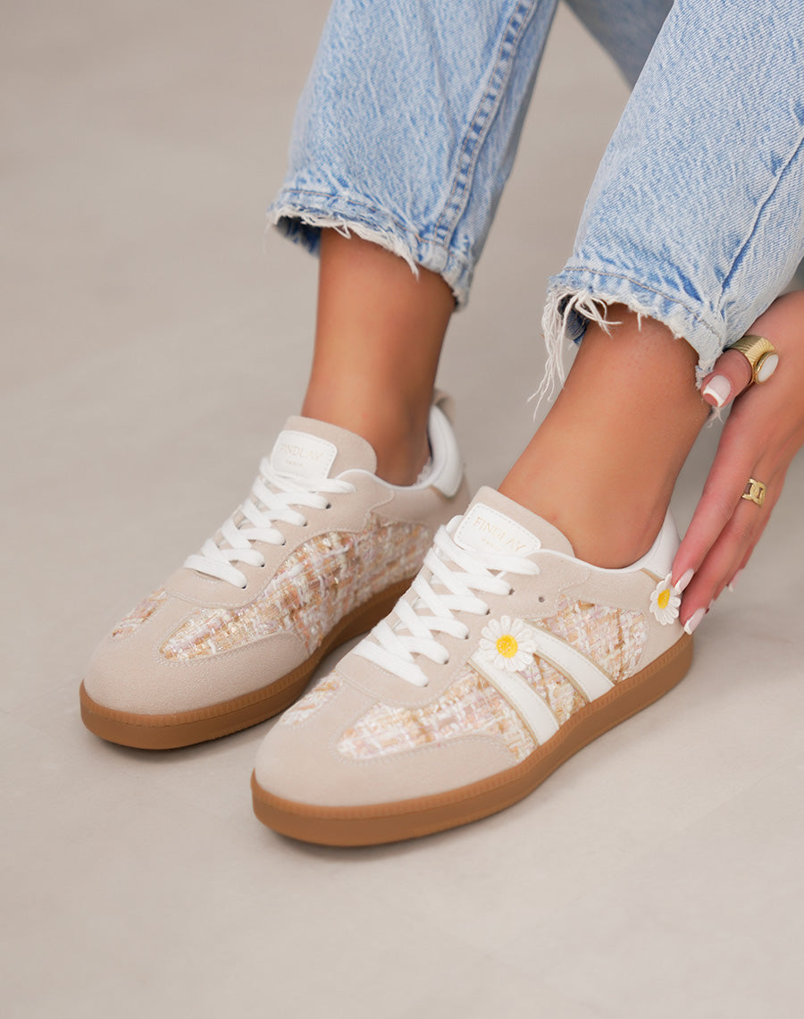 Basket femme beige tendance avec empiècements tissés et marguerites