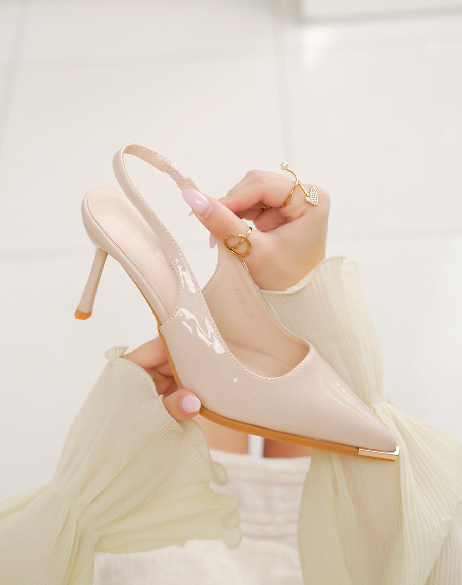Escarpins femme beiges vernis à bout pointu avec bijou doré et bride arrière chic
