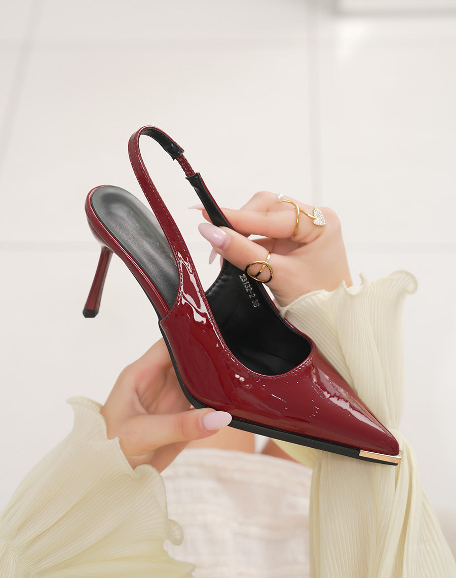 Escarpins femme bordeaux vernis à bout pointu avec bijou doré et bride arrière élégante