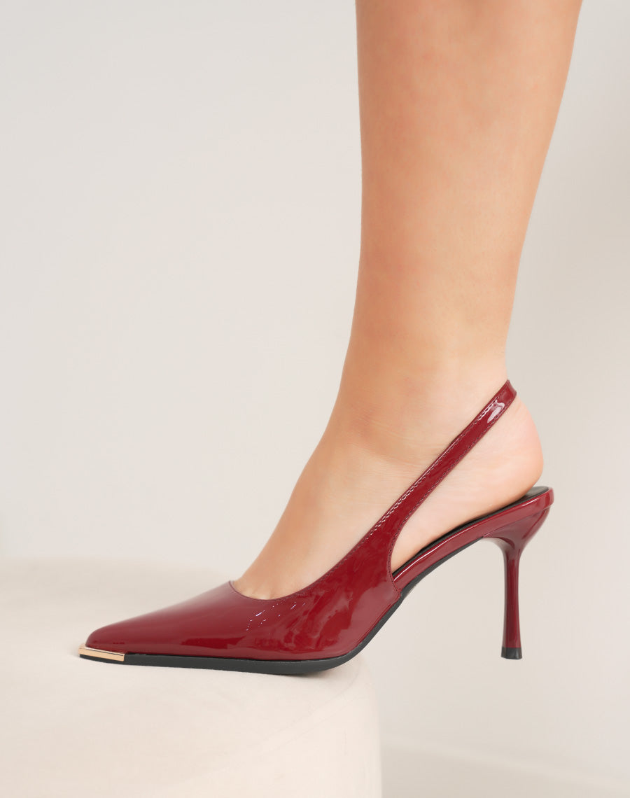 Escarpins femme bordeaux vernis à bout pointu avec bijou doré et bride arrière élégante