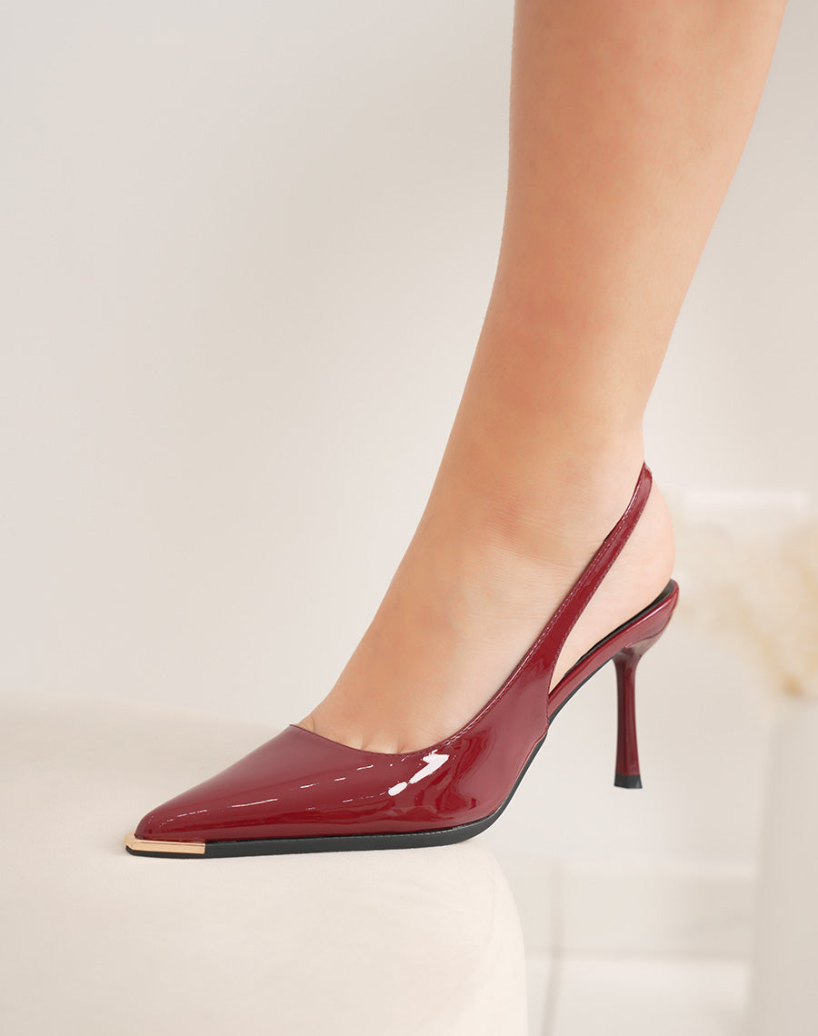 Escarpins femme bordeaux vernis à bout pointu avec bijou doré et bride arrière élégante