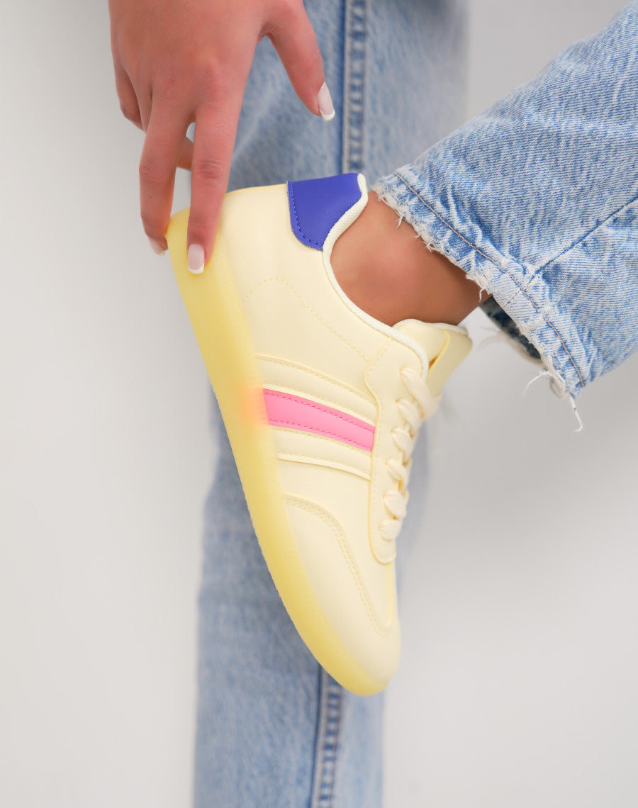 Basket femme jaune tendance multicolore avec empiècements rose et bleu