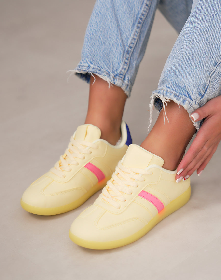 Basket femme jaune tendance multicolore avec empiècements rose et bleu