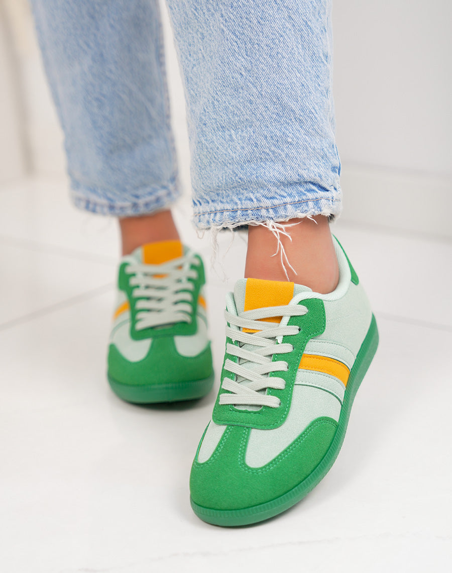 Basket femme verte claire tendance en suédine avec empiècements vert foncé et moutarde