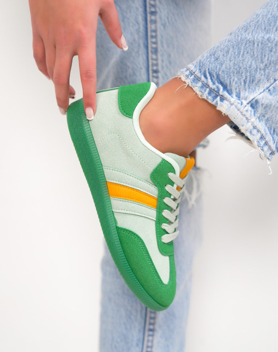 Basket femme verte claire tendance en suédine avec empiècements vert foncé et moutarde