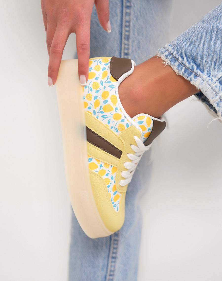 Basket femme jaune tendance à plateforme motif citron avec empiècement marron original