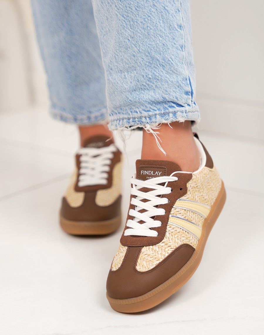 Basket femme marron tendance en osier avec empiècements jaunes