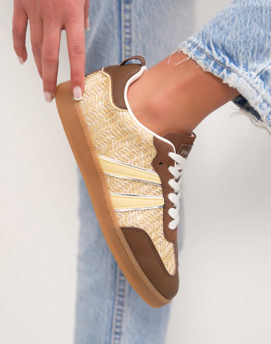 Basket femme marron tendance en osier avec empiècements jaunes