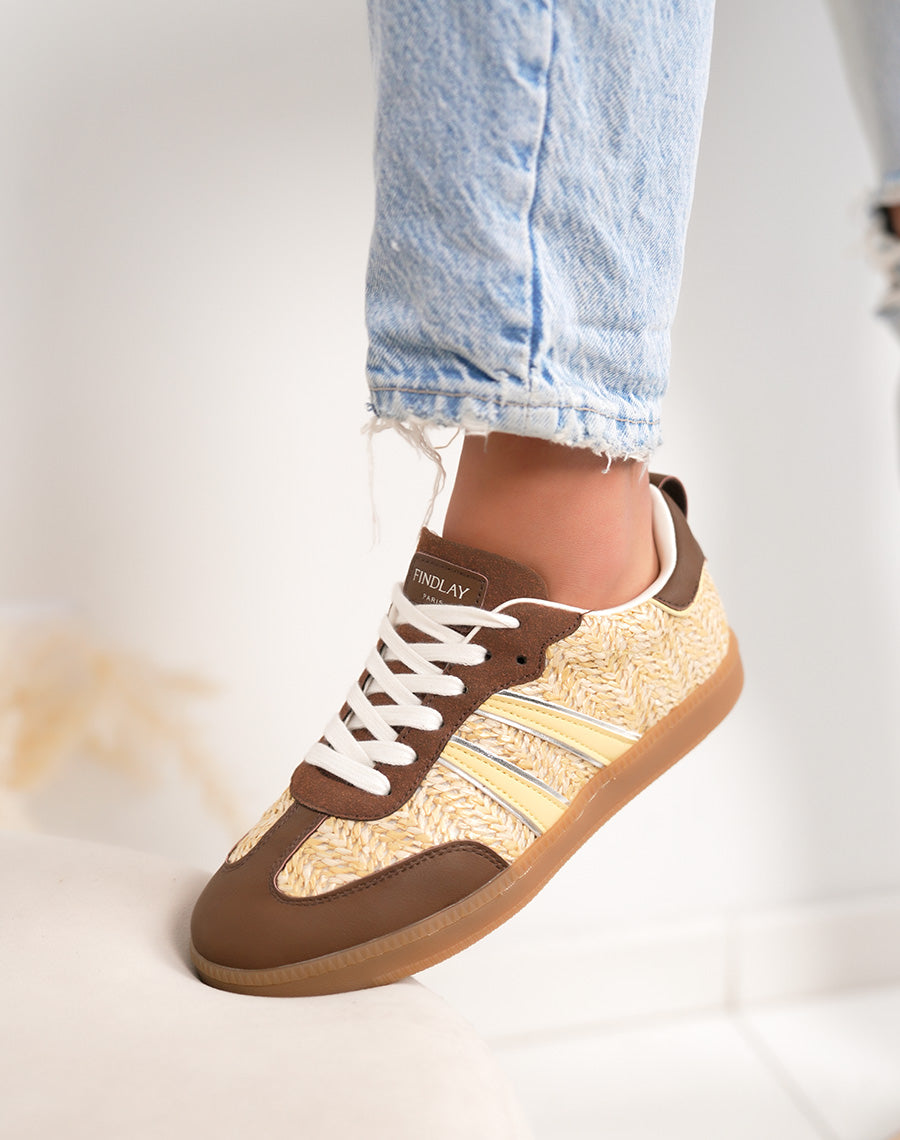 Basket femme marron tendance en osier avec empiècements jaunes