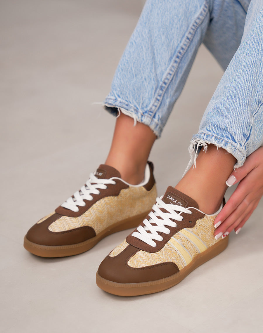 Basket femme marron tendance en osier avec empiècements jaunes