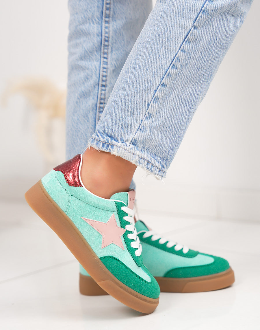 Basket femme turquoise tendance en suédine avec étoile rose et détails bordeaux