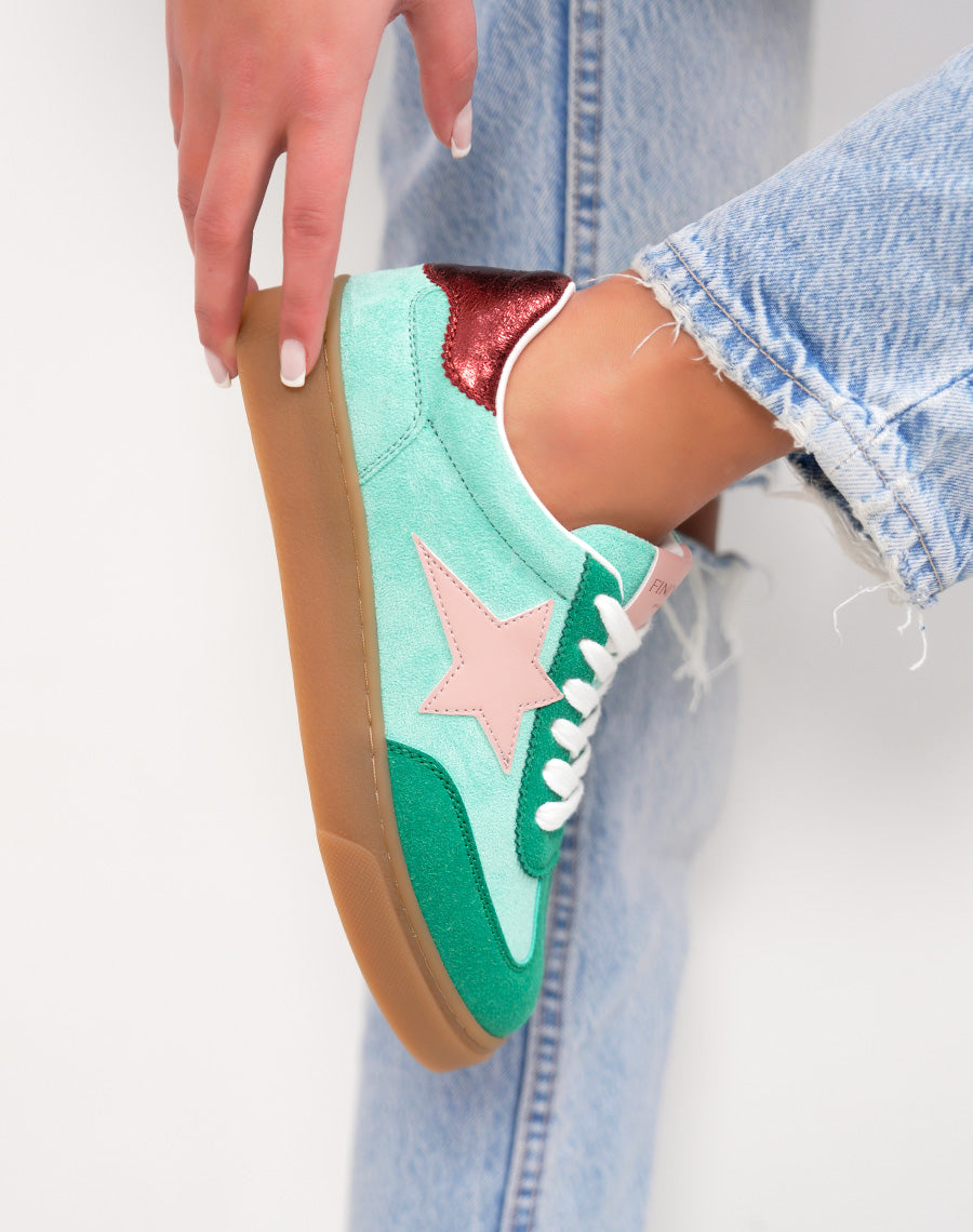 Basket femme turquoise tendance en suédine avec étoile rose et détails bordeaux